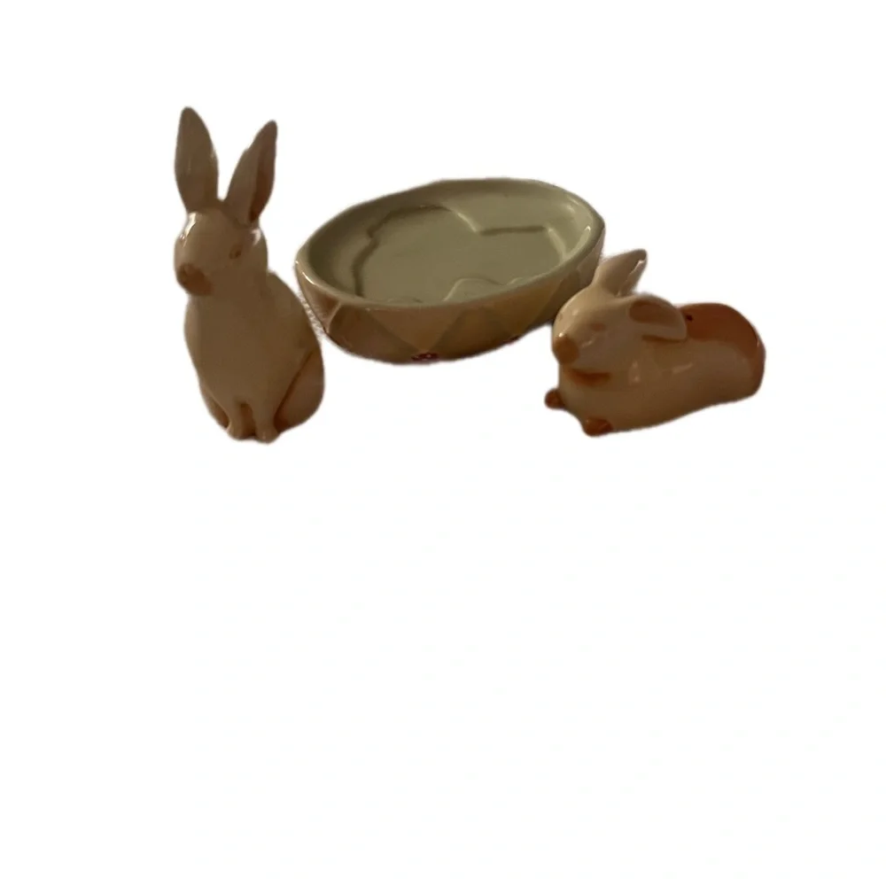 Nikko Woodbury Salt & Pepper Shakers Bunnies with Easter Base